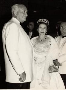 Conrad Hilton con la Reyna Elizabeth